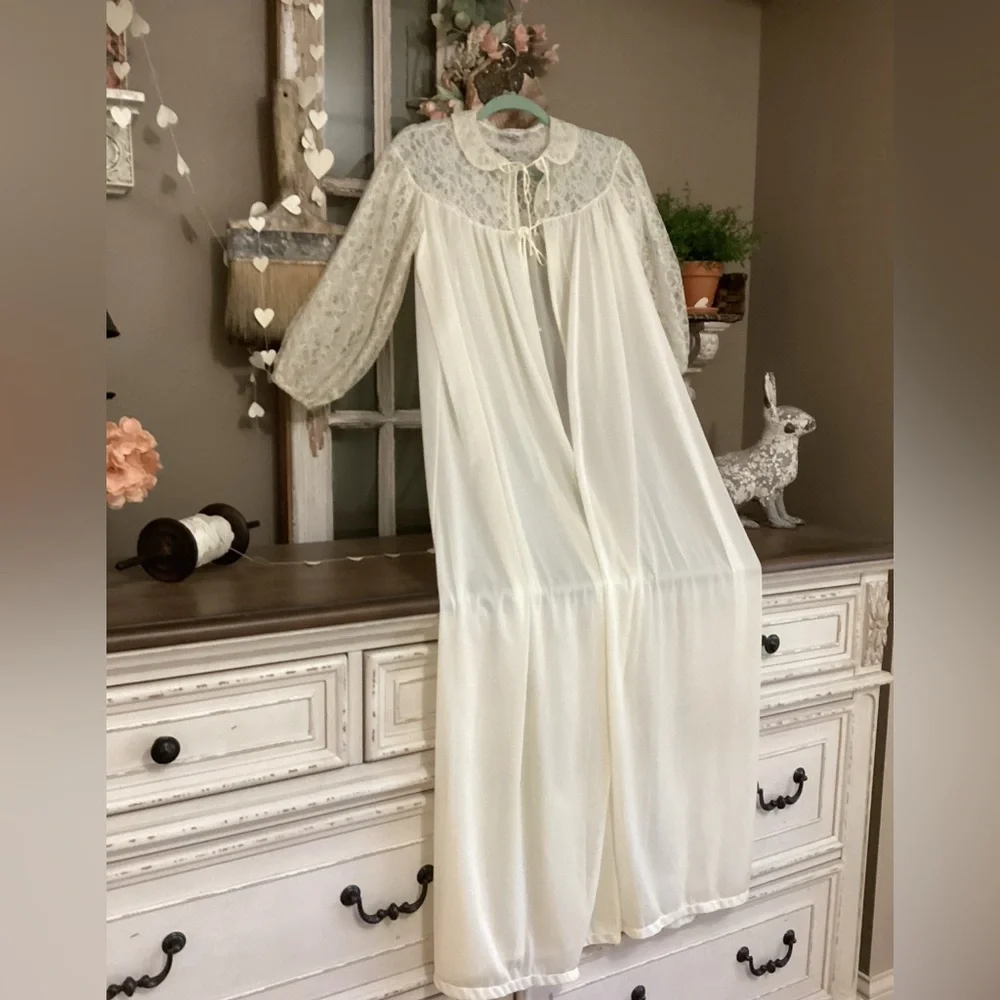 Vintage 1950s lace and nylon robe - Picture 1 of 6